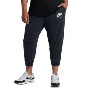 NIKE Vintage Capri Jogger. Size Women’s Medium